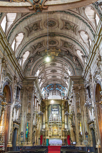 Photos Vista vertical em ângulo baixo da nave central decorada e teto abobadado da Igre
