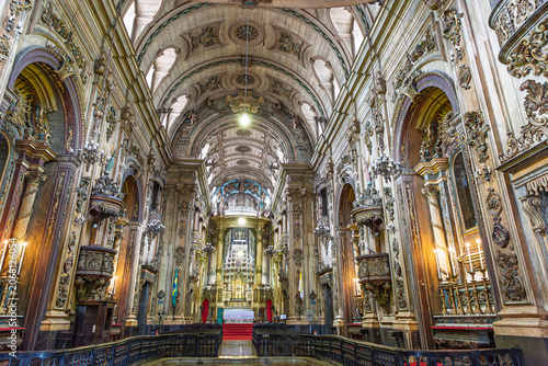 Photos Perspectiva interna ampla da nave central com púlpitos entalhados e altar da Igr