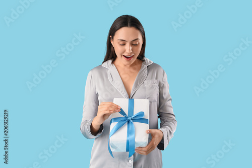 Surprised young woman in pa...