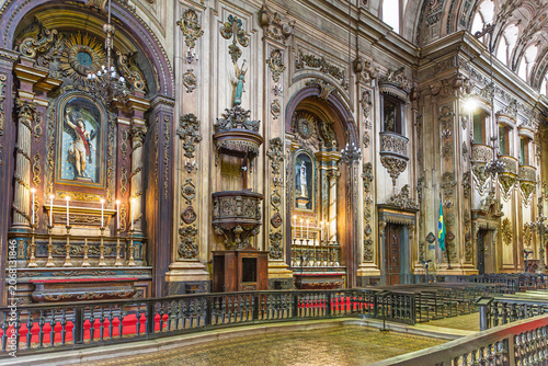 Obraz na płótnie Perspectiva lateral da nave exibindo os nichos decorados e corredor com balaustr