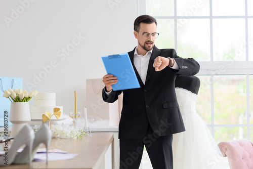 Male wedding planner with c...