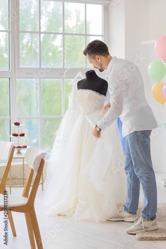 Male wedding planner with d...