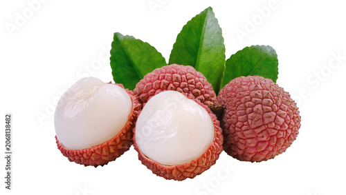 Foto Isolated fresh lychee fruits with green leaves, some peeled, showcasing their ju