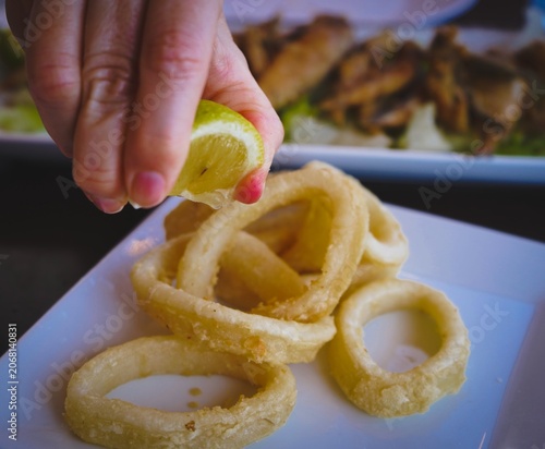 Konstfotografi Tapa de calamares a la romana con limón