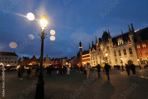 Φωτογραφία Historic European town square at dusk with ornate guild houses