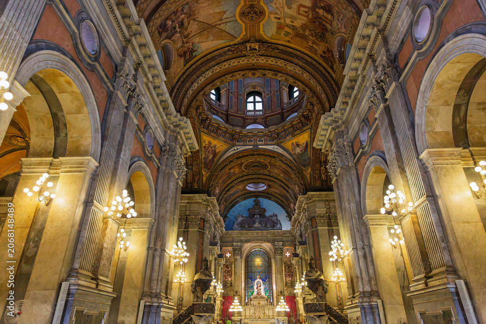 Naklejka premium Perspectiva ampla do interior ornamentado e cúpula artística da Igreja de Nossa Senhora da Candelária