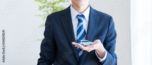 Fotografie 車の模型を持つビジネスマン