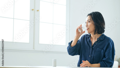 Tablou pe pânză 水、コップ、水分補給、飲む、ミネラルウォーター、笑顔、ヘルシー、ヘルスケア、健康、薬、医薬品、クスリ、服薬、ミドル、中高年、女性、日本人、部屋、室内、ライフスタ