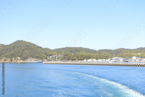 出港したフェリーから見た直島　宮浦港
