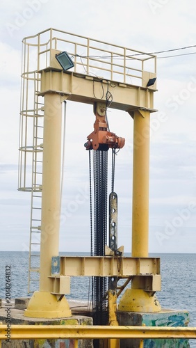 Foto Marine Dock Gantry Crane at Coastal Pier