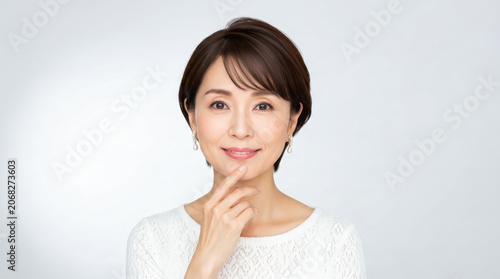 50代や60代のミセス世代の美しい大人の女性のポートレート