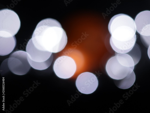 Valokuva Un fondo abstracto de luces de navidad de diferentes colores en la oscuridad