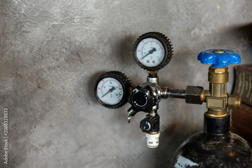Fotografie Pressure gauge gas cylinder metal valve industrial equipment blue knob safety cl