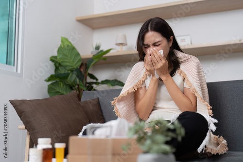 Foto Woman managing cold symptoms at home