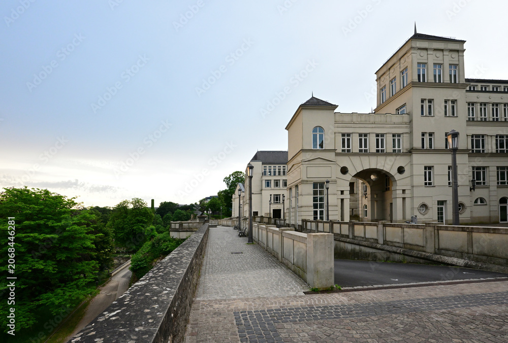Obraz premium Cité judiciaire (Justice Stadt) auf dem Plateau du Saint-Esprit in Luxemburg-Stadt mit Weitwinkel Objektiv fotografiert