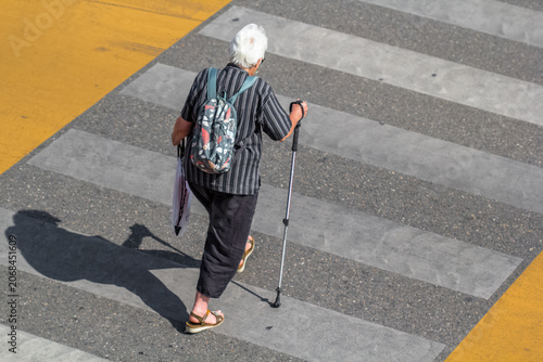 Foto Piéton traversant une rue dans un passage protégé