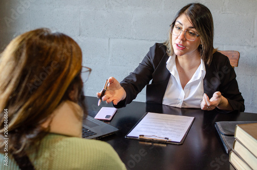 Konstfotografi Attorney offering settlement contract to injured client during consultation