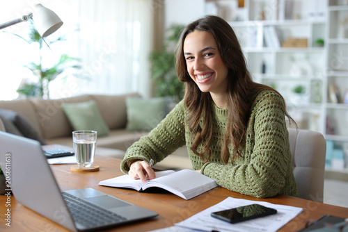 Tableau sur toile Happy teleworker with paper agenda looks at you
