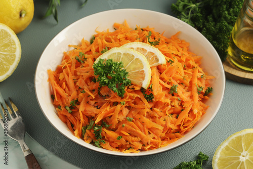 Fotografía Salad Carrotes rapees - traditional French dish made of carrots