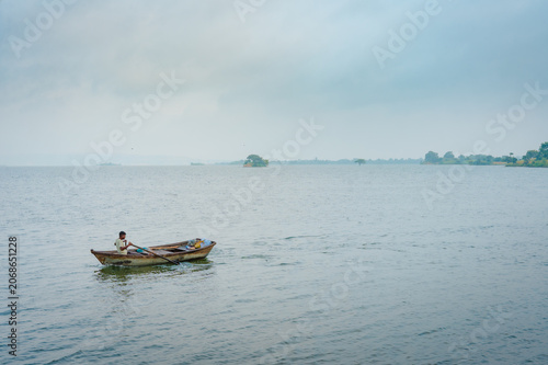 Fotografía Aerial View of a Man Rowing a Traditional Canoe (“Catraia”) Transporting Passeng