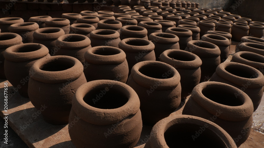 Obraz premium Large Scale Terracotta Pot Production in Traditional Pottery Workshop