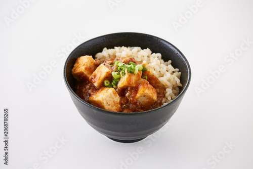 Fotografie 黒い茶碗に盛られた麻婆豆腐丼