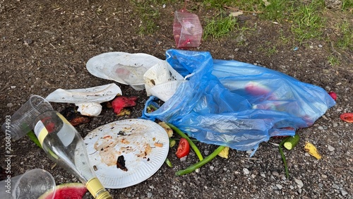 Fotografi Close Up of Plastic Litter and Food Waste in Nature