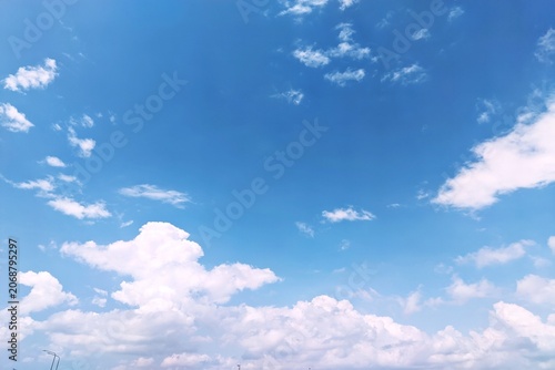 Canvas-taulu Beautiful bright blue sky with fluffy white cumulus clouds on a sunny day