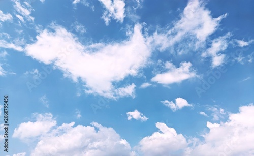 Canvas-taulu Beautiful bright blue sky with fluffy white cumulus clouds on a sunny day