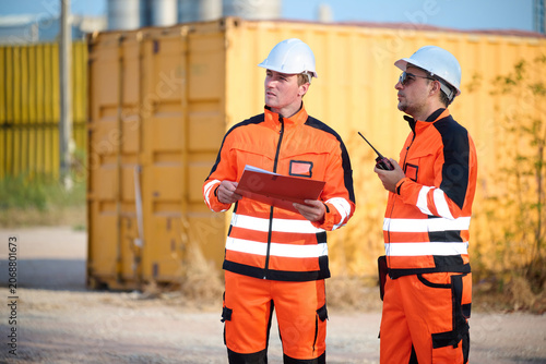 Foto Workers conferring near a shipping container