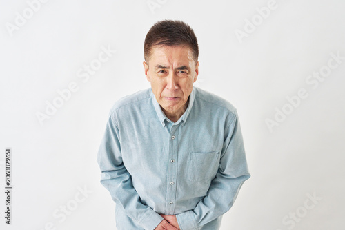 Tableau sur toile 白背景で謝罪する男性　カメラ目線
