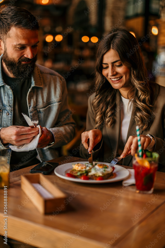 Φωτογραφία Couple enjoying brunch and conversation at a restaurant