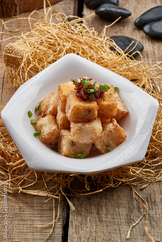 Φωτογραφία Cantonese radish cake served on a white porcelain plate