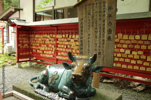 神社境内に鎮座する神牛