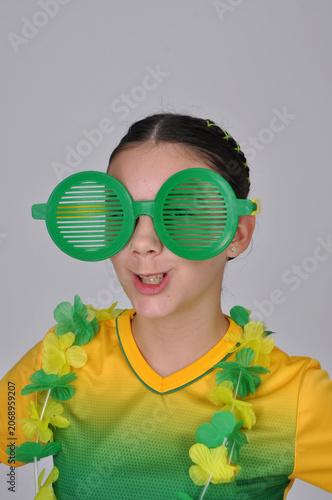 adolescente engraçada torcedora do brasil usando cores verde e amarelo