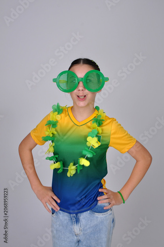 adolescente engraçada torcedora do brasil usando cores verde e amarelo