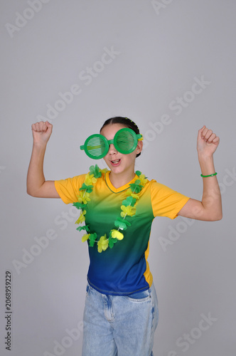 adolescente engraçada torcedora do brasil usando cores verde e amarelo