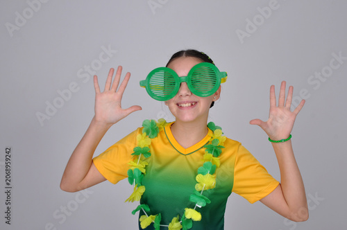 adolescente engraçada torcedora do brasil usando cores verde e amarelo