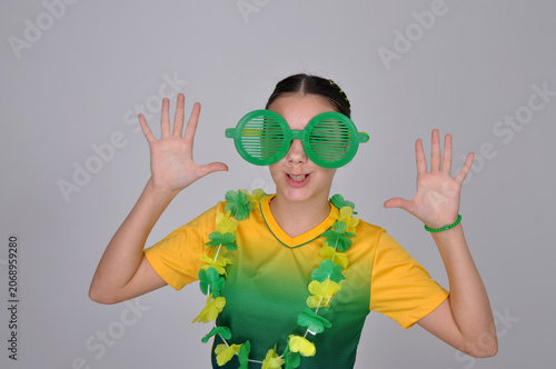 adolescente engraçada torcedora do brasil usando cores verde e amarelo