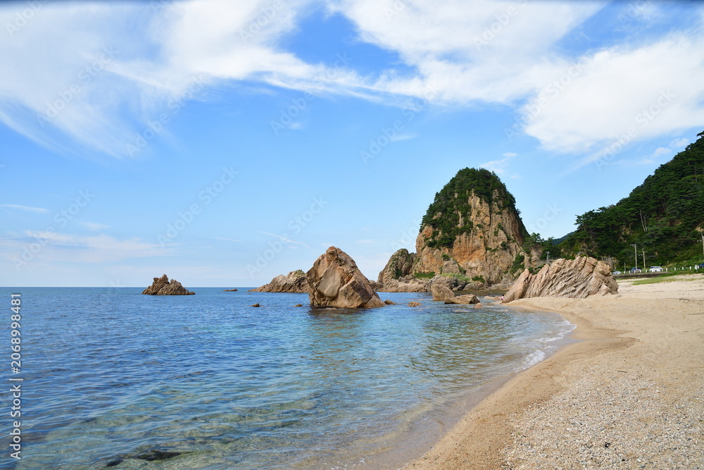 Obraz premium 笹川流れの蓬莱岩と日本海の海岸風景(新潟県村上市)