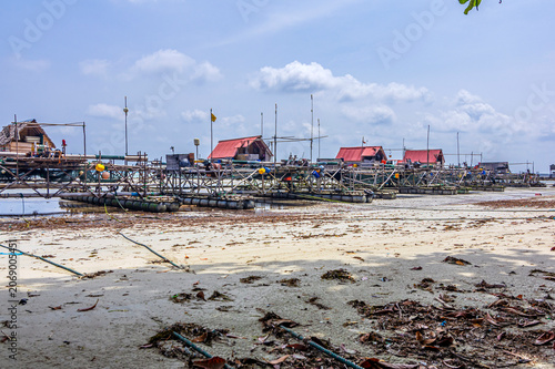 Fischerboote an der Nordküste von Bintan, Indonesien