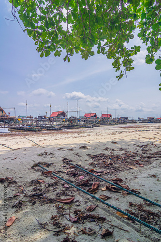 Fischerboote an der Nordküste von Bintan, Indonesien
