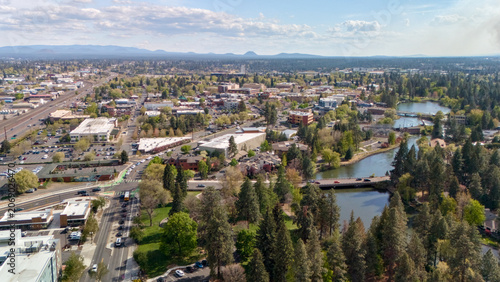 Foto Panoramic aerial photo over Bend Oregon downtown showing Deschutes River and sno