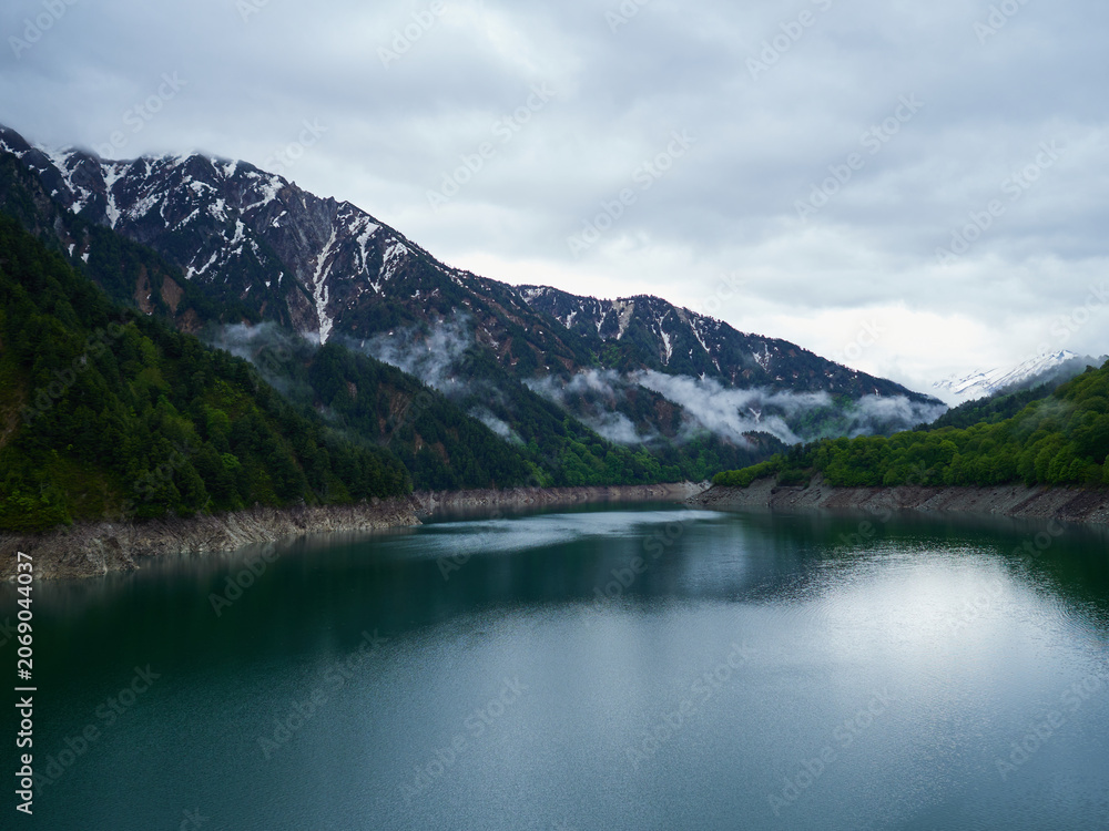 Fototapeta premium 初夏の観光名所立山黒部アルペンルートの黒部ダムと北アルプスの新緑の風景