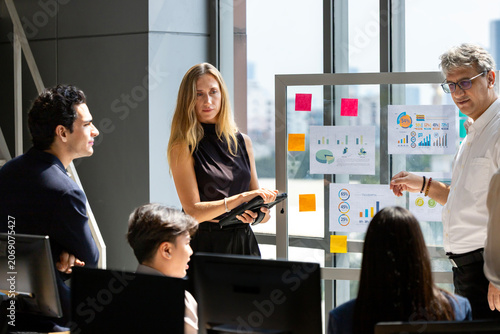 Εκτύπωση καμβά Senior supervisor is giving adivce to young staff about market trend while worki