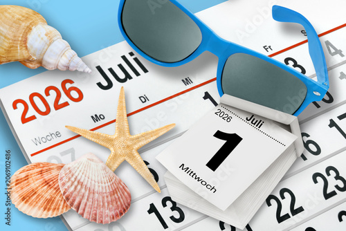 Deutscher Kalender Datum 1. Juli 2026 und Dekoration im Sommer mit Muscheln und Sonnenbrille