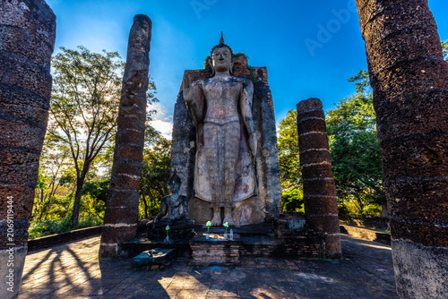 Foto The natural background of the historical tourist attractions in Sukhothai Historical Park, where travelers from all over Europe always come to admire its beauty
