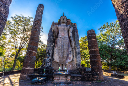 Schilderij op canvas The natural background of the historical tourist attractions in Sukhothai Historical Park, where travelers from all over Europe always come to admire its beauty