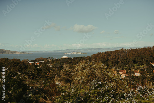 Fotografie View of Alcatraz Island and San Francisco Bay from Bernal Heights Park Californi