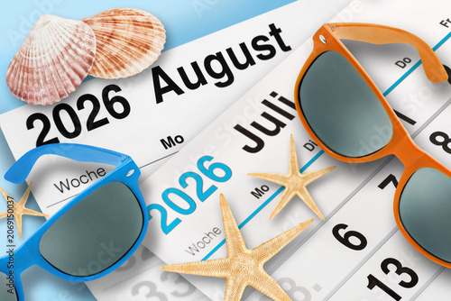 Deutscher Kalender Sommer 2026 Juli und August  Dekoration mit Muscheln und Sonnenbrille